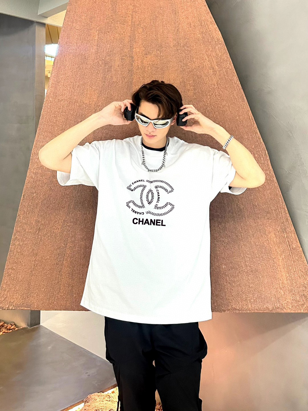 P70 Chanel/香奈儿 印花Logo百搭潮流圆领短袖T恤男女同款 吊牌 领标 水洗唛 三标齐全 尺码：S-XXL 颜色：黑色，白色