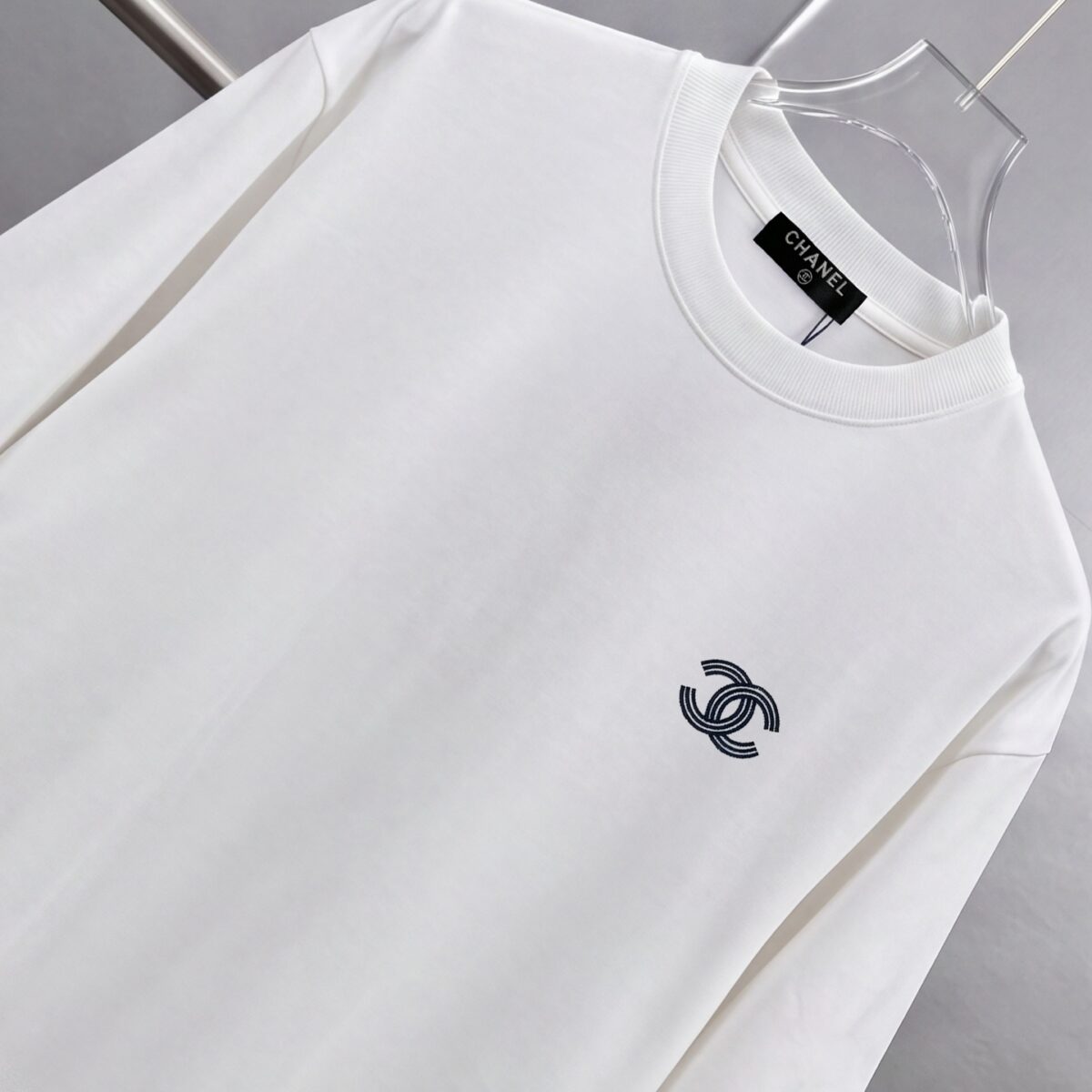 weigou_190572_2_7c8cd5777c P75 CHANEL/香奈儿 经典logo刺绣 《区别通货面料》双纱纯棉上衣 7a抗菌短袖tee 上身十分舒适,男女同款半袖,落肩宽松版型 颜色: 黑色 白色 咖啡色 尺码:S(90-130斤) M(125-150斤) L(135-165斤) XL(160-190斤) XXL(185-220斤)
