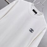 weigou_190572_2_7c8cd5777c P75 CHANEL/香奈儿 经典logo刺绣 《区别通货面料》双纱纯棉上衣 7a抗菌短袖tee 上身十分舒适,男女同款半袖,落肩宽松版型 颜色: 黑色 白色 咖啡色 尺码:S(90-130斤) M(125-150斤) L(135-165斤) XL(160-190斤) XXL(185-220斤)