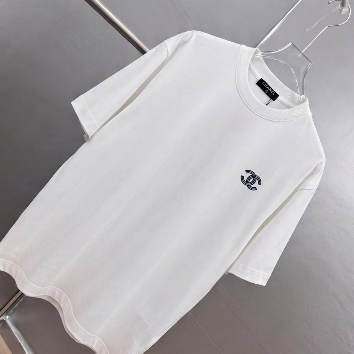 weigou_190572_3_6fa15850ea P75 CHANEL/香奈儿 经典logo刺绣 《区别通货面料》双纱纯棉上衣 7a抗菌短袖tee 上身十分舒适,男女同款半袖,落肩宽松版型 颜色: 黑色 白色 咖啡色 尺码:S(90-130斤) M(125-150斤) L(135-165斤) XL(160-190斤) XXL(185-220斤)