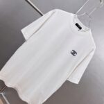 weigou_190572_3_6fa15850ea P75 CHANEL/香奈儿 经典logo刺绣 《区别通货面料》双纱纯棉上衣 7a抗菌短袖tee 上身十分舒适,男女同款半袖,落肩宽松版型 颜色: 黑色 白色 咖啡色 尺码:S(90-130斤) M(125-150斤) L(135-165斤) XL(160-190斤) XXL(185-220斤)
