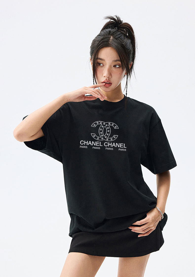 P70 Chanel/香奈儿 印花Logo百搭潮流圆领短袖T恤男女同款 吊牌 领标 水洗唛 三标齐全 尺码：S-XXL 颜色：黑色，白色