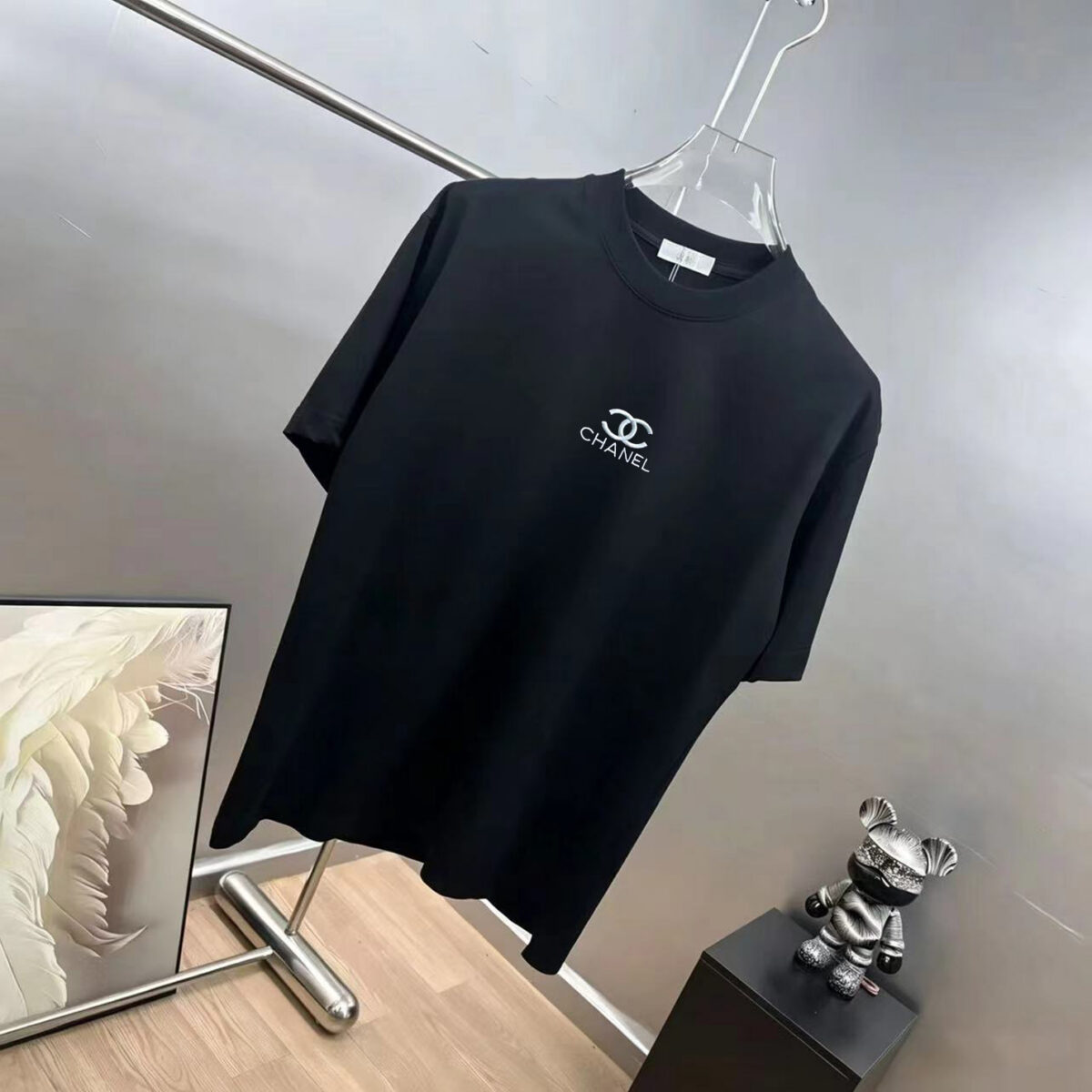 weigou_190618_1_822b584e84 P75 CHANEL/香奈儿 经典logo刺绣 《区别通货面料》双纱纯棉上衣 7a抗菌短袖tee 上身十分舒适,男女同款半袖,落肩宽松版型 颜色: 黑色 白色 咖啡色 尺码:S(90-130斤) M(125-150斤) L(135-165斤) XL(160-190斤) XXL(185-220斤)