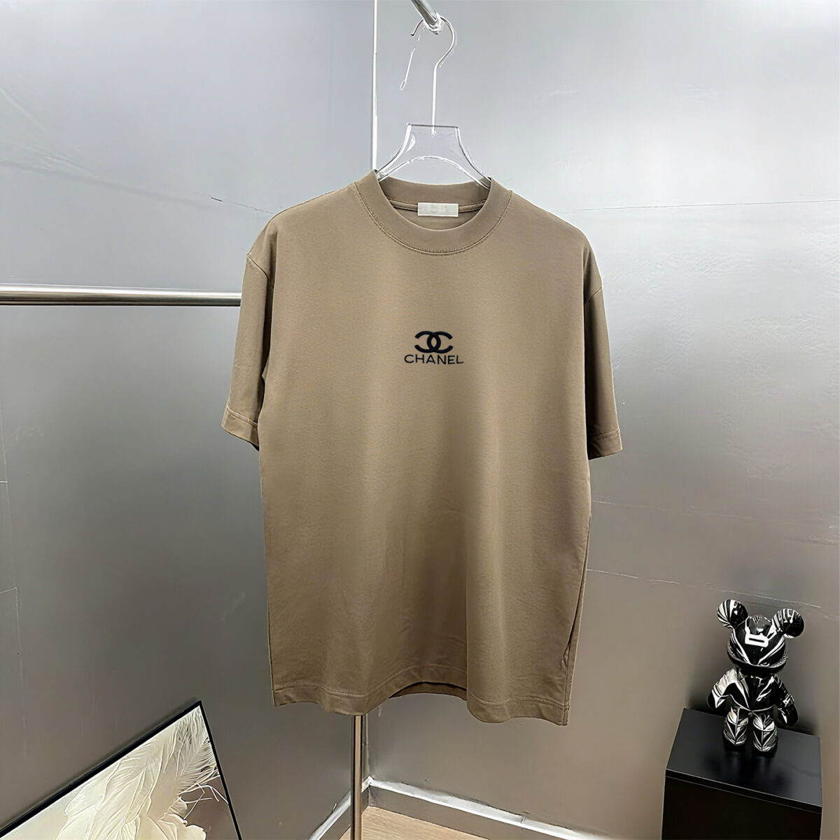 P75 CHANEL/香奈儿 经典logo刺绣 《区别通货面料》双纱纯棉上衣 7a抗菌短袖tee 上身十分舒适，男女同款半袖，落肩宽松版型 颜色: 黑色 白色 咖啡色 尺码：S（90-130斤） M（125-150斤） L（135-165斤） XL（160-190斤） XXL（185-220斤）