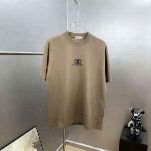 P75 CHANEL/香奈儿 经典logo刺绣 《区别通货面料》双纱纯棉上衣 7a抗菌短袖tee 上身十分舒适，男女同款半袖，落肩宽松版型 颜色: 黑色 白色 咖啡色 尺码：S（90-130斤） M（125-150斤） L（135-165斤） XL（160-190斤） XXL（185-220斤）