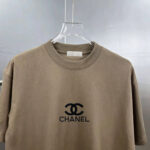 P75 CHANEL/香奈儿 经典logo刺绣 《区别通货面料》双纱纯棉上衣 7a抗菌短袖tee 上身十分舒适，男女同款半袖，落肩宽松版型 颜色: 黑色 白色 咖啡色 尺码：S（90-130斤） M（125-150斤） L（135-165斤） XL（160-190斤） XXL（185-220斤）