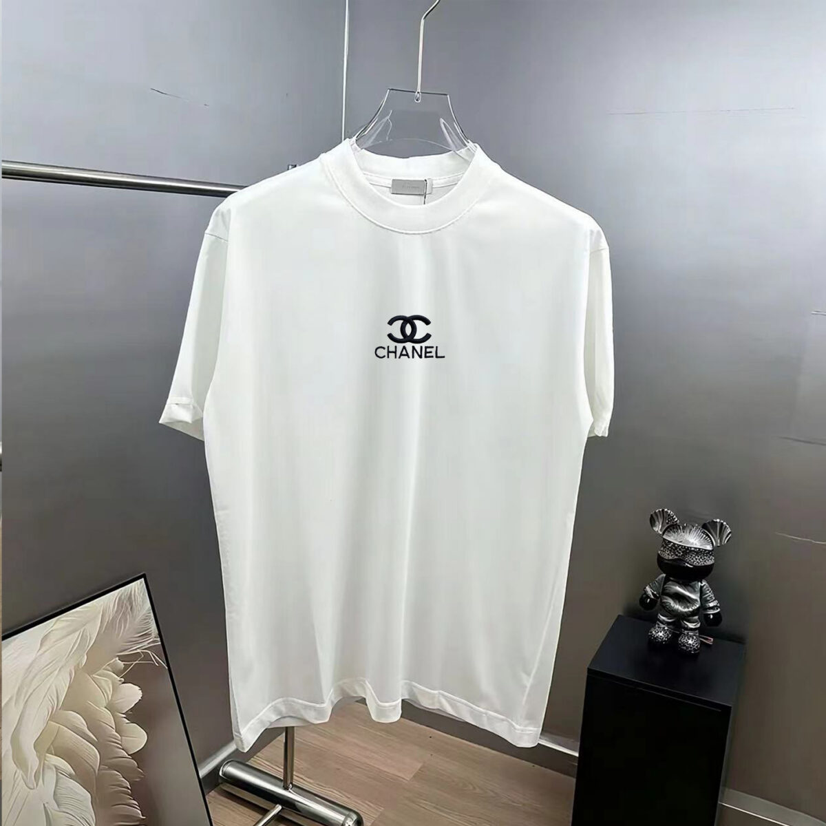 P75 CHANEL/香奈儿 经典logo刺绣 《区别通货面料》双纱纯棉上衣 7a抗菌短袖tee 上身十分舒适，男女同款半袖，落肩宽松版型 颜色: 黑色 白色 咖啡色 尺码：S（90-130斤） M（125-150斤） L（135-165斤） XL（160-190斤） XXL（185-220斤）