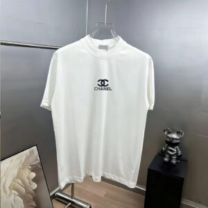 P75 CHANEL/香奈儿 经典logo刺绣 《区别通货面料》双纱纯棉上衣 7a抗菌短袖tee 上身十分舒适，男女同款半袖，落肩宽松版型 颜色: 黑色 白色 咖啡色 尺码：S（90-130斤） M（125-150斤） L（135-165斤） XL（160-190斤） XXL（185-220斤）