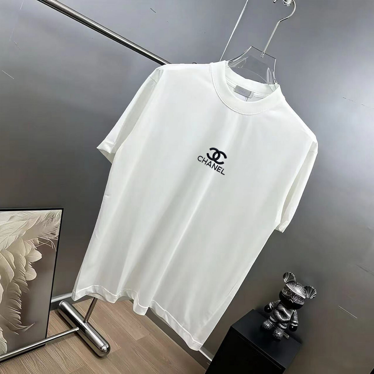 P75 CHANEL/香奈儿 经典logo刺绣 《区别通货面料》双纱纯棉上衣 7a抗菌短袖tee 上身十分舒适，男女同款半袖，落肩宽松版型 颜色: 黑色 白色 咖啡色 尺码：S（90-130斤） M（125-150斤） L（135-165斤） XL（160-190斤） XXL（185-220斤）