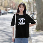 P70 Chanel/香奈儿 印花Logo百搭潮流圆领短袖T恤男女同款 吊牌 领标 水洗唛 三标齐全 尺码：S-XXL 颜色：黑色，白色