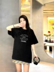 P70 Chanel/香奈儿 印花Logo百搭潮流圆领短袖T恤男女同款 吊牌 领标 水洗唛 三标齐全 尺码：S-XXL 颜色：黑色，白色