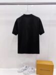 P85 Chane* 26ss新品短袖T恤，帅气时尚，胸前印花图案字母logo，简约百搭款。面料棉 不仅挺括，保持潮流的廓形，又穿着舒适，纱织更细腻。 尺码：S-XXL