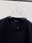 P85 Chane* 26ss新品短袖T恤，帅气时尚，胸前印花图案字母logo，简约百搭款。面料棉 不仅挺括，保持潮流的廓形，又穿着舒适，纱织更细腻。 尺码：S-XXL