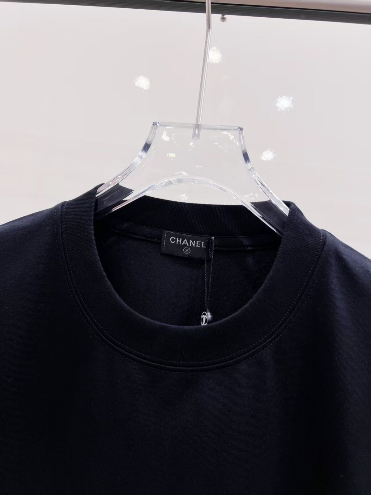 P85 Chane* 26ss新品短袖T恤，帅气时尚，胸前印花图案字母logo，简约百搭款。面料棉 不仅挺括，保持潮流的廓形，又穿着舒适，纱织更细腻。 尺码：S-XXL