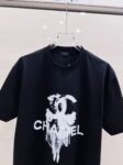 P85 Chane* 26ss新品短袖T恤，帅气时尚，胸前印花图案字母logo，简约百搭款。面料棉 不仅挺括，保持潮流的廓形，又穿着舒适，纱织更细腻。 尺码：S-XXL