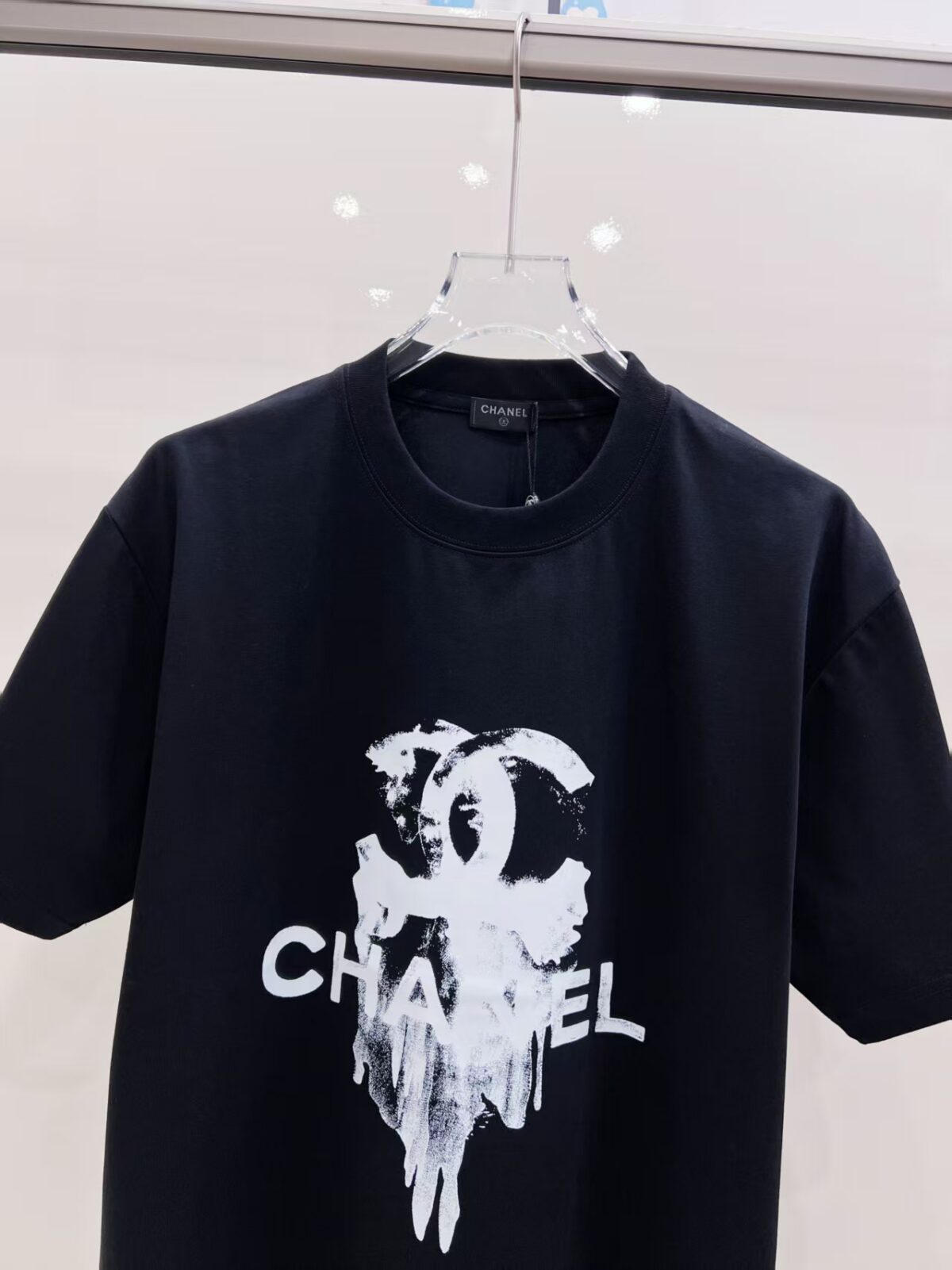 P85 Chane* 26ss新品短袖T恤，帅气时尚，胸前印花图案字母logo，简约百搭款。面料棉 不仅挺括，保持潮流的廓形，又穿着舒适，纱织更细腻。 尺码：S-XXL