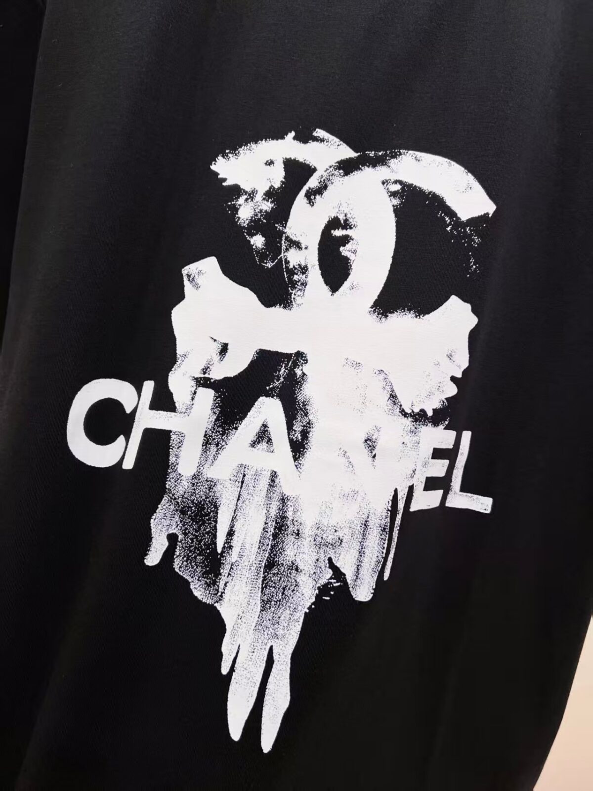 P85 Chane* 26ss新品短袖T恤，帅气时尚，胸前印花图案字母logo，简约百搭款。面料棉 不仅挺括，保持潮流的廓形，又穿着舒适，纱织更细腻。 尺码：S-XXL