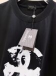 P85 Chane* 26ss新品短袖T恤，帅气时尚，胸前印花图案字母logo，简约百搭款。面料棉 不仅挺括，保持潮流的廓形，又穿着舒适，纱织更细腻。 尺码：S-XXL
