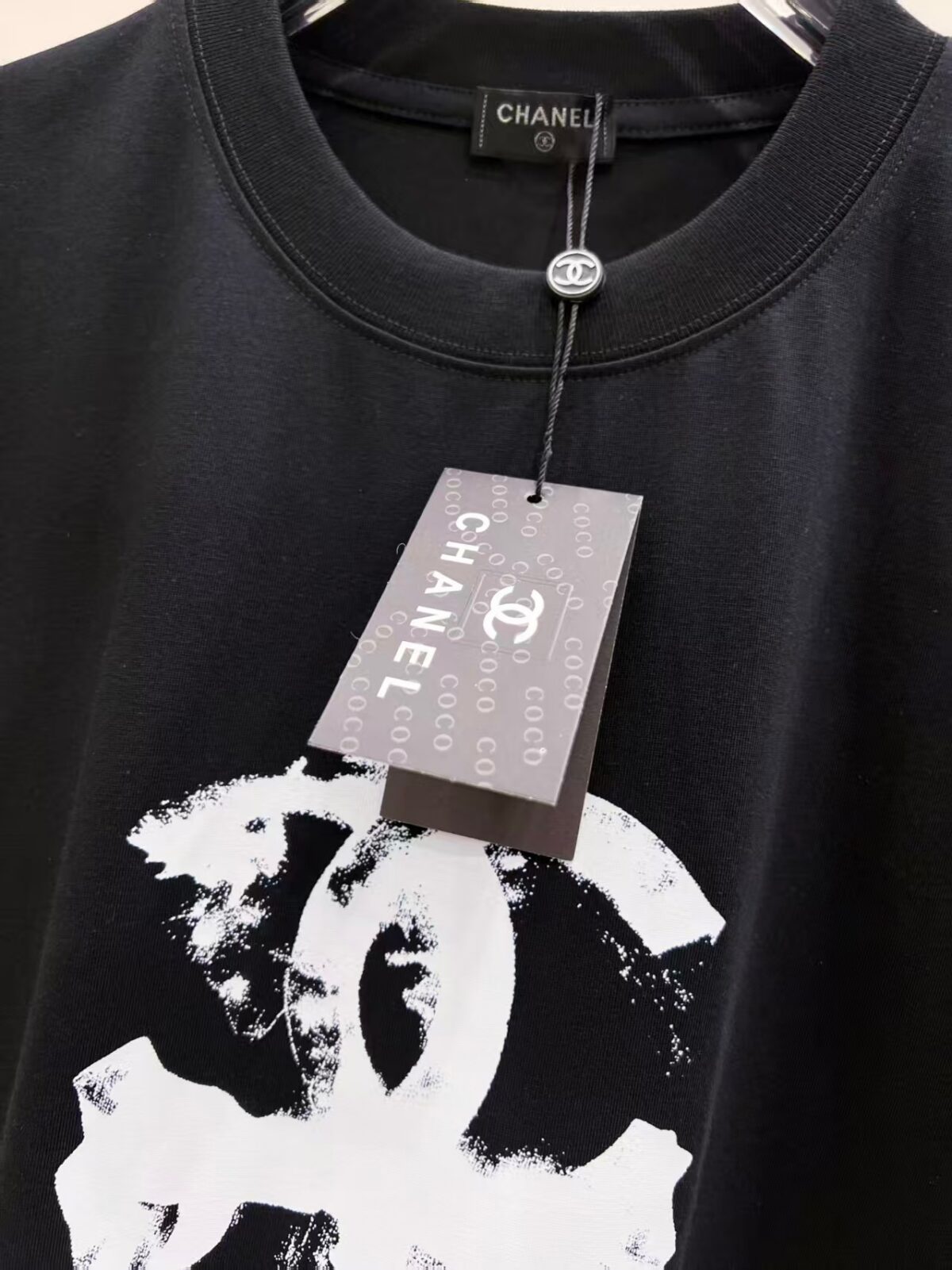 P85 Chane* 26ss新品短袖T恤，帅气时尚，胸前印花图案字母logo，简约百搭款。面料棉 不仅挺括，保持潮流的廓形，又穿着舒适，纱织更细腻。 尺码：S-XXL