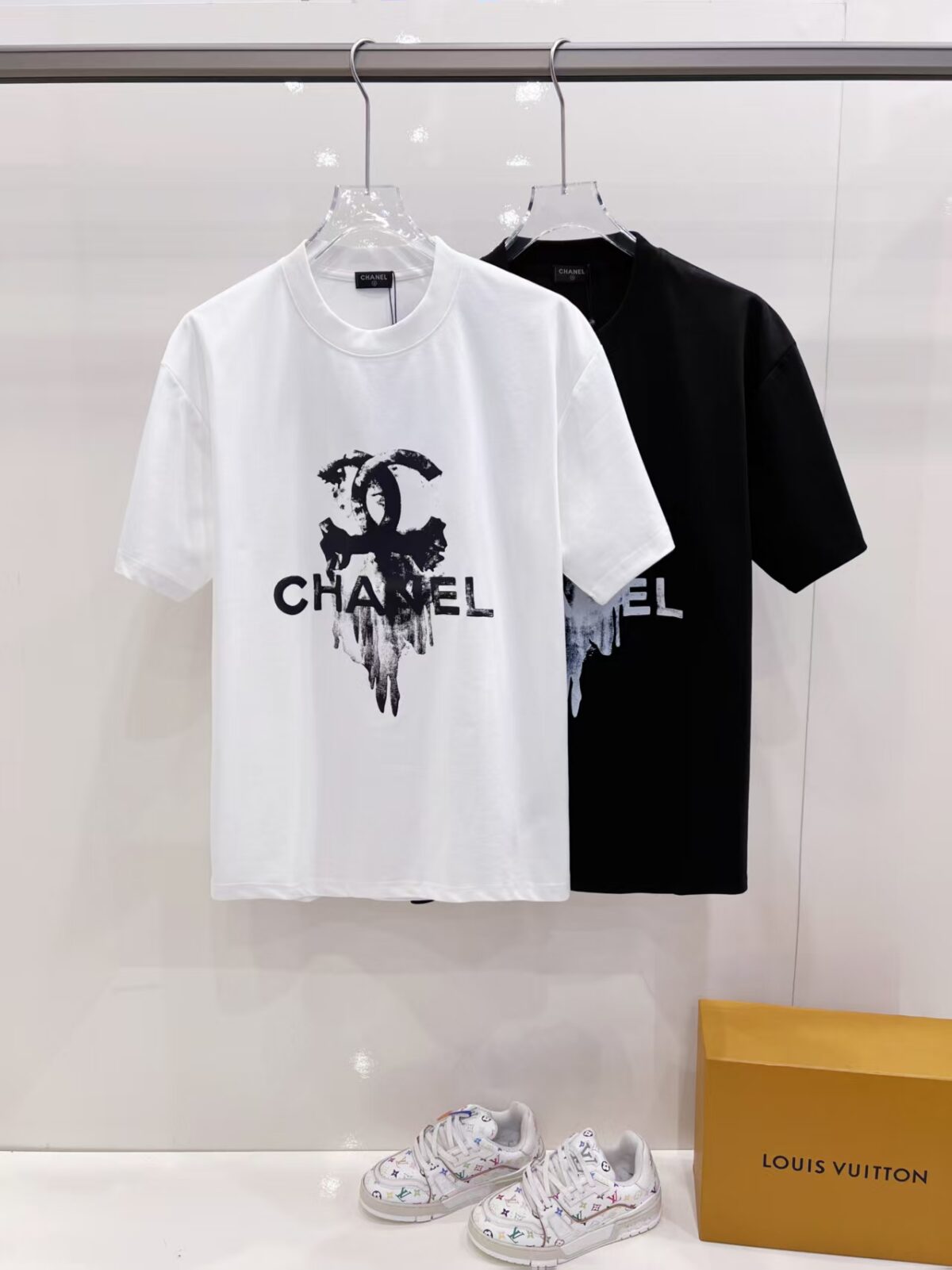 P85 Chane* 26ss新品短袖T恤，帅气时尚，胸前印花图案字母logo，简约百搭款。面料棉 不仅挺括，保持潮流的廓形，又穿着舒适，纱织更细腻。 尺码：S-XXL