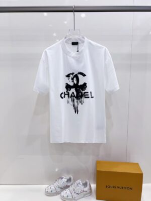 P85 Chane* 26ss新品短袖T恤，帅气时尚，胸前印花图案字母logo，简约百搭款。面料棉 不仅挺括，保持潮流的廓形，又穿着舒适，纱织更细腻。 尺码：S-XXL