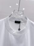 P85 Chane* 26ss新品短袖T恤，帅气时尚，胸前印花图案字母logo，简约百搭款。面料棉 不仅挺括，保持潮流的廓形，又穿着舒适，纱织更细腻。 尺码：S-XXL