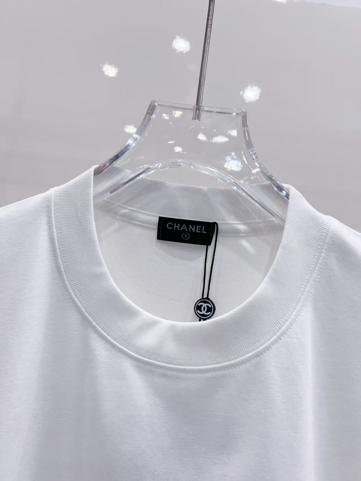 P85 Chane* 26ss新品短袖T恤，帅气时尚，胸前印花图案字母logo，简约百搭款。面料棉 不仅挺括，保持潮流的廓形，又穿着舒适，纱织更细腻。 尺码：S-XXL