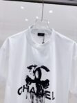 P85 Chane* 26ss新品短袖T恤，帅气时尚，胸前印花图案字母logo，简约百搭款。面料棉 不仅挺括，保持潮流的廓形，又穿着舒适，纱织更细腻。 尺码：S-XXL