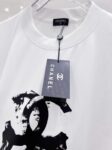 P85 Chane* 26ss新品短袖T恤，帅气时尚，胸前印花图案字母logo，简约百搭款。面料棉 不仅挺括，保持潮流的廓形，又穿着舒适，纱织更细腻。 尺码：S-XXL