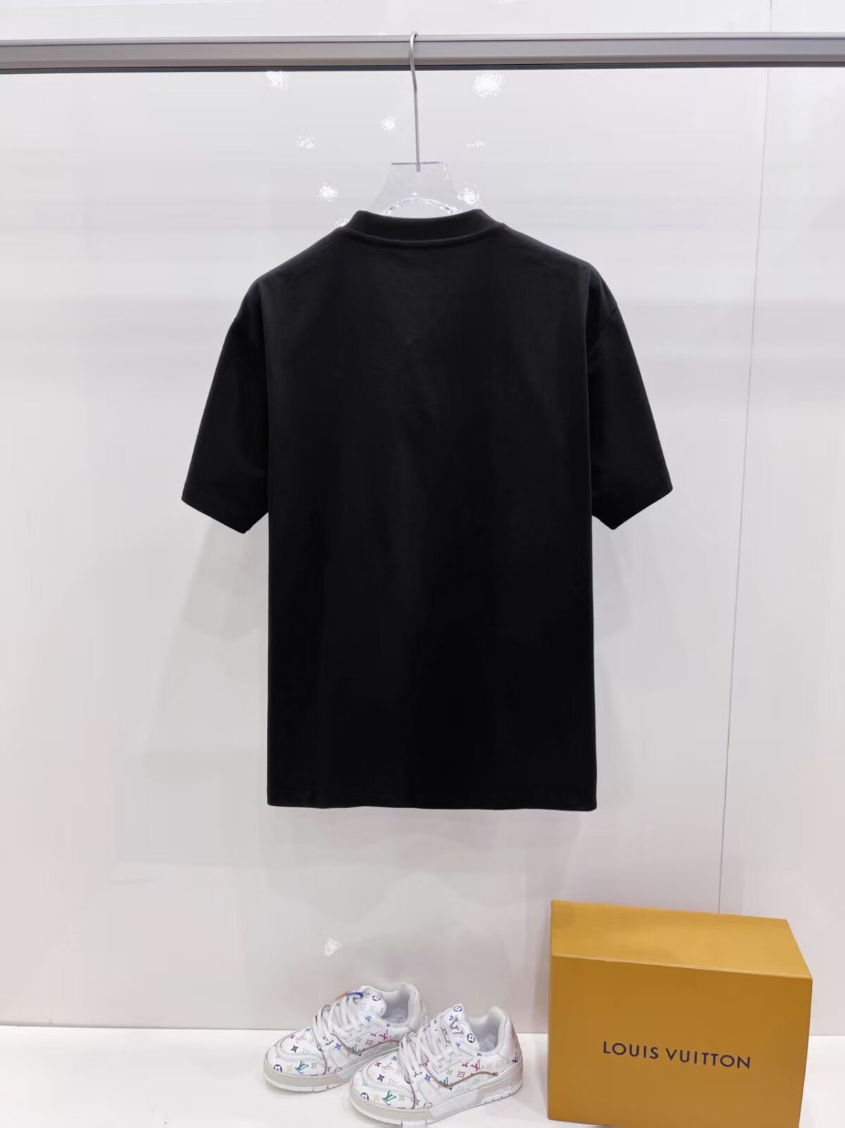 P85 Chane* 26ss新品短袖T恤，帅气时尚，胸前印花图案字母logo，简约百搭款。面料棉 不仅挺括，保持潮流的廓形，又穿着舒适，纱织更细腻。 尺码：S-XXL