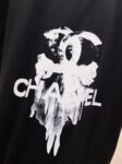 P85 Chane* 26ss新品短袖T恤，帅气时尚，胸前印花图案字母logo，简约百搭款。面料棉 不仅挺括，保持潮流的廓形，又穿着舒适，纱织更细腻。 尺码：S-XXL