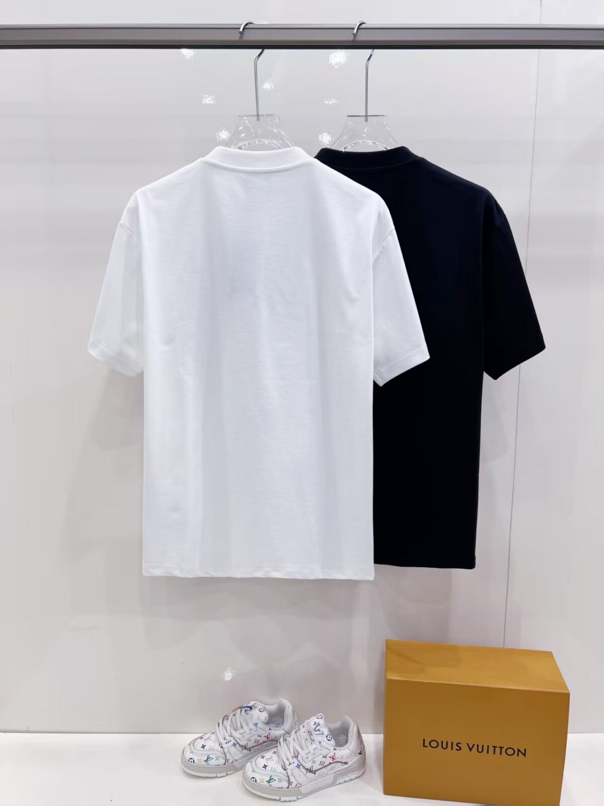 P85 Chane* 26ss新品短袖T恤，帅气时尚，胸前印花图案字母logo，简约百搭款。面料棉 不仅挺括，保持潮流的廓形，又穿着舒适，纱织更细腻。 尺码：S-XXL