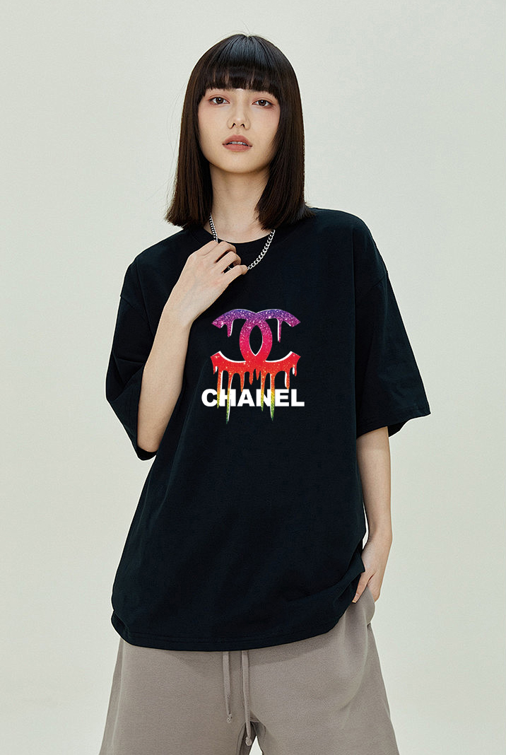 P70 Chanel/香奈儿 印花Logo百搭潮流圆领短袖T恤男女同款 吊牌 领标 水洗唛 三标齐全 尺码：S-XXL 颜色：黑色，白色
