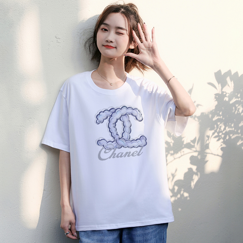 P70 Chanel/香奈儿 印花Logo百搭潮流圆领短袖T恤男女同款 吊牌 领标 水洗唛 三标齐全 尺码：S-XXL 颜色：黑色，白色