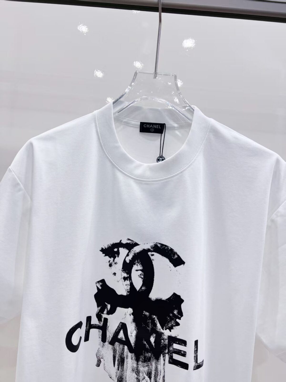 P85 Chane* 26ss新品短袖T恤，帅气时尚，胸前印花图案字母logo，简约百搭款。面料棉 不仅挺括，保持潮流的廓形，又穿着舒适，纱织更细腻。 尺码：S-XXL