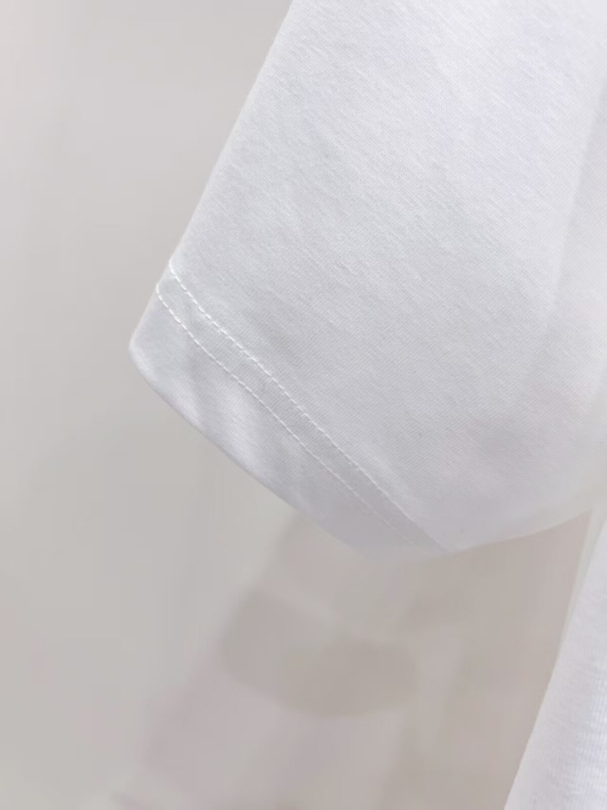P85 Chane* 26ss新品短袖T恤，帅气时尚，胸前印花图案字母logo，简约百搭款。面料棉 不仅挺括，保持潮流的廓形，又穿着舒适，纱织更细腻。 尺码：S-XXL
