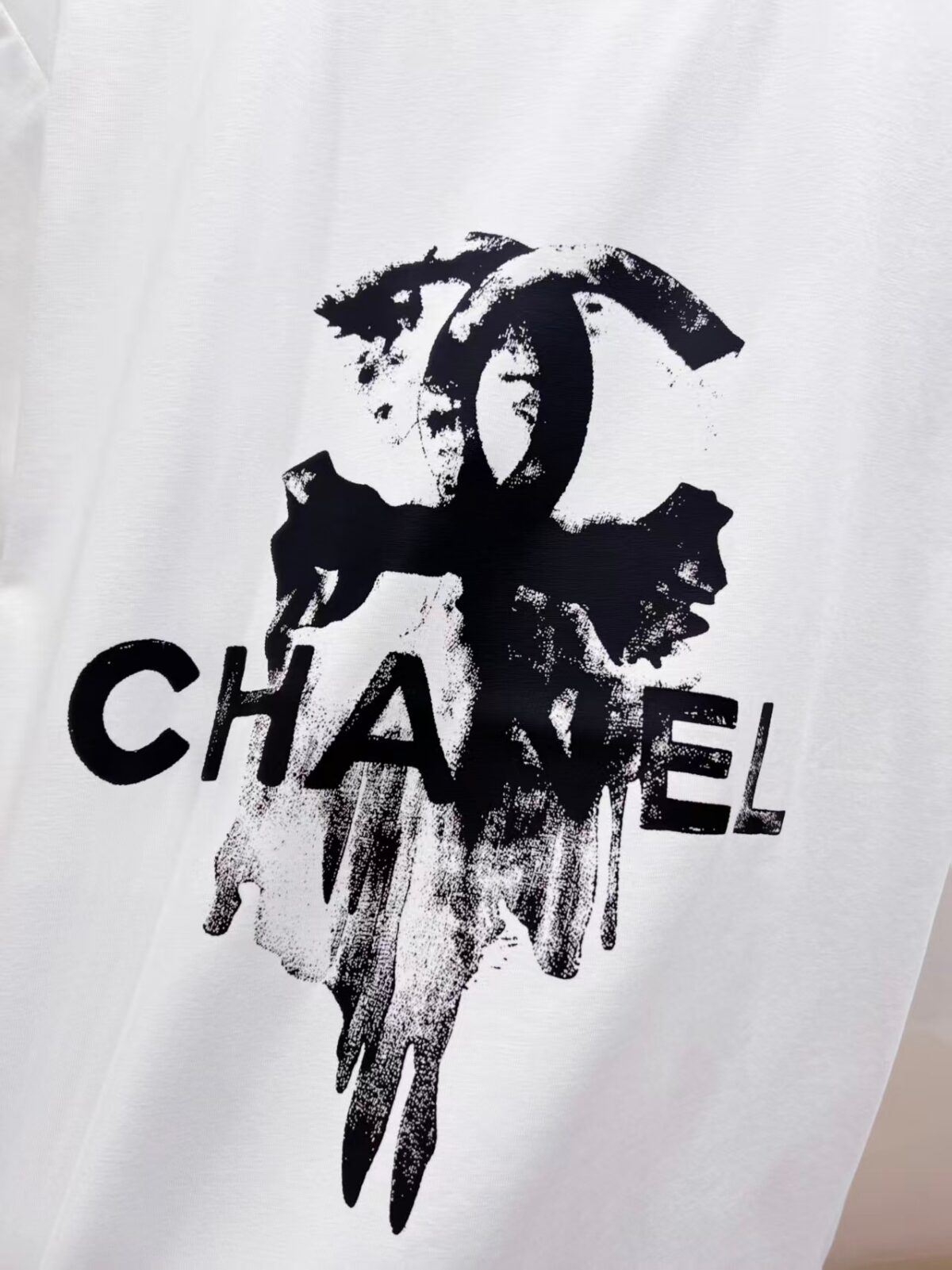 P85 Chane* 26ss新品短袖T恤，帅气时尚，胸前印花图案字母logo，简约百搭款。面料棉 不仅挺括，保持潮流的廓形，又穿着舒适，纱织更细腻。 尺码：S-XXL