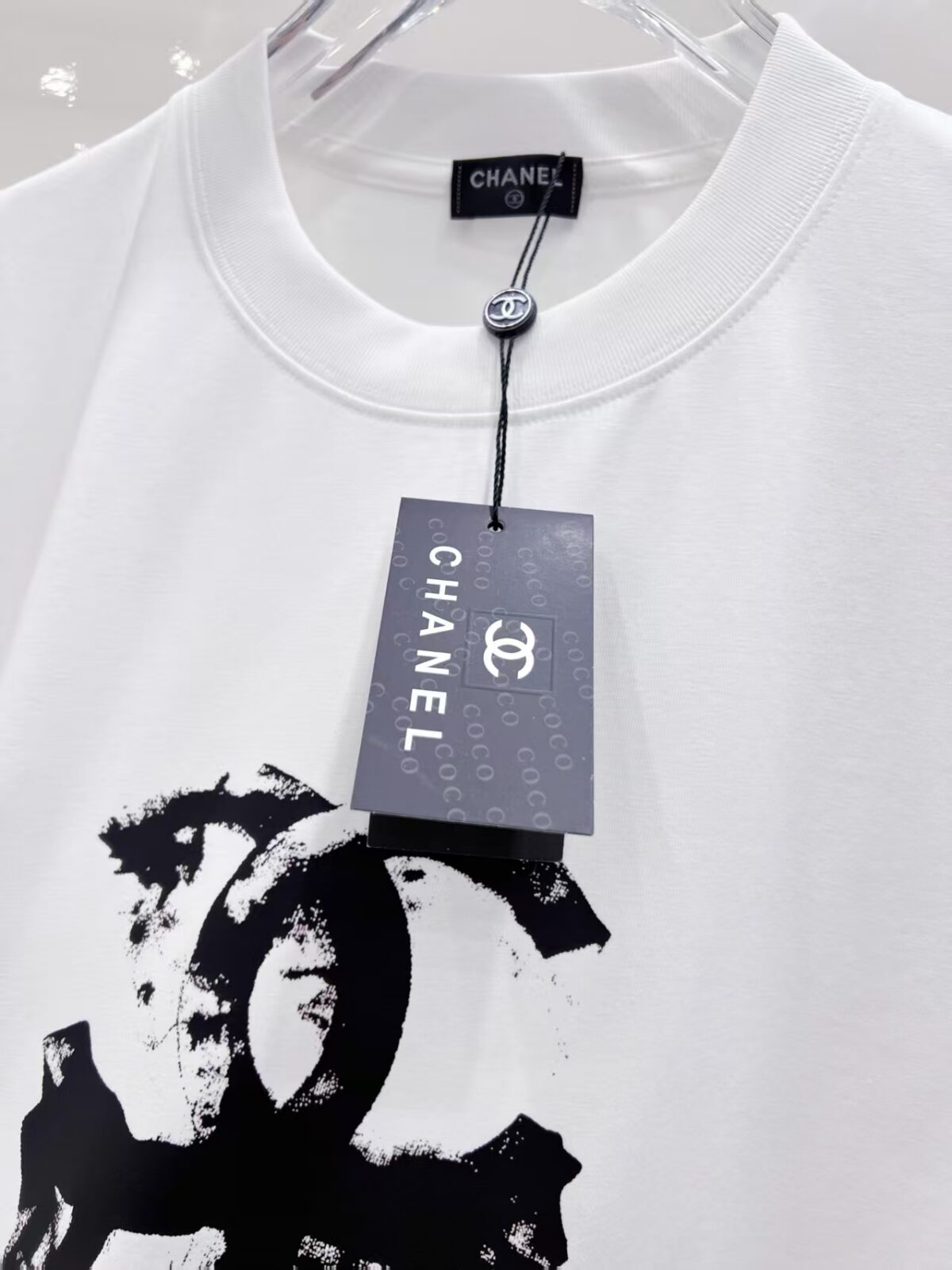 P85 Chane* 26ss新品短袖T恤，帅气时尚，胸前印花图案字母logo，简约百搭款。面料棉 不仅挺括，保持潮流的廓形，又穿着舒适，纱织更细腻。 尺码：S-XXL