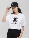 P70 Chanel/香奈儿 印花Logo百搭潮流圆领短袖T恤男女同款 吊牌 领标 水洗唛 三标齐全 尺码：S-XXL 颜色：黑色，白色
