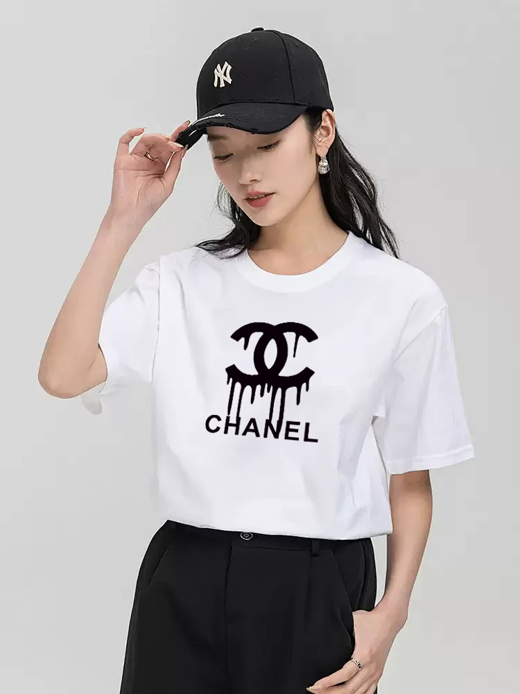 P70 Chanel/香奈儿 印花Logo百搭潮流圆领短袖T恤男女同款 吊牌 领标 水洗唛 三标齐全 尺码：S-XXL 颜色：黑色，白色