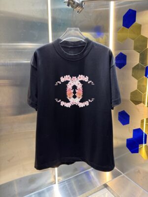 P70 2026SS春夏季高品质CHANEL香奈儿圆领短袖T恤春夏新款双纱纯蓝280克紧密纺双C字母 宽松版型 简约百搭 吊牌 领标 洗水唛 三标齐全 颜色: 黑色 白色 绿色 紫色 尺码: S M L XL XXL