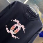 P70 2026SS春夏季高品质CHANEL香奈儿圆领短袖T恤春夏新款双纱纯蓝280克紧密纺双C字母 宽松版型 简约百搭 吊牌 领标 洗水唛 三标齐全 颜色: 黑色 白色 绿色 紫色 尺码: S M L XL XXL