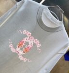 P70 2026SS春夏季高品质CHANEL香奈儿圆领短袖T恤春夏新款双纱纯蓝280克紧密纺双C字母 宽松版型 简约百搭 吊牌 领标 洗水唛 三标齐全 颜色: 黑色 白色 绿色 紫色 尺码: S M L XL XXL