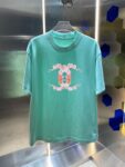P70 2026SS春夏季高品质CHANEL香奈儿圆领短袖T恤春夏新款双纱纯蓝280克紧密纺双C字母 宽松版型 简约百搭 吊牌 领标 洗水唛 三标齐全 颜色: 黑色 白色 绿色 紫色 尺码: S M L XL XXL
