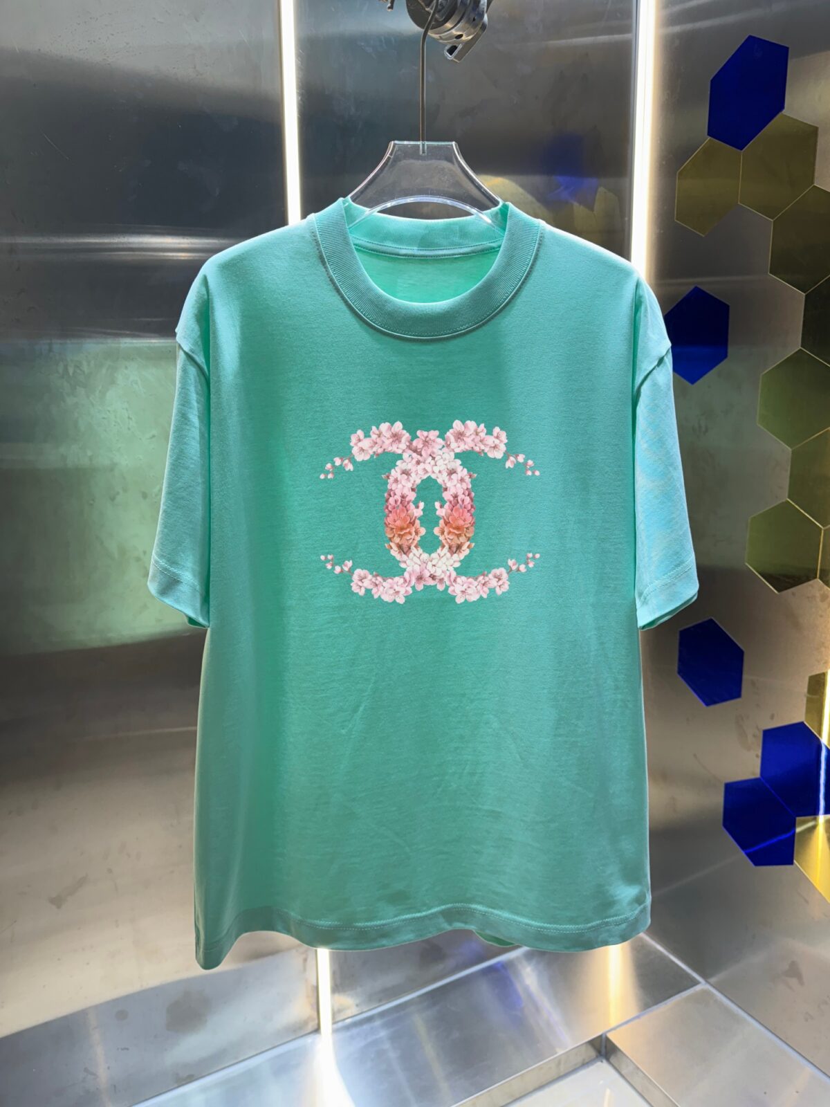 P70 2026SS春夏季高品质CHANEL香奈儿圆领短袖T恤春夏新款双纱纯蓝280克紧密纺双C字母 宽松版型 简约百搭 吊牌 领标 洗水唛 三标齐全 颜色: 黑色 白色 绿色 紫色 尺码: S M L XL XXL