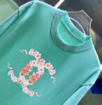 P70 2026SS春夏季高品质CHANEL香奈儿圆领短袖T恤春夏新款双纱纯蓝280克紧密纺双C字母 宽松版型 简约百搭 吊牌 领标 洗水唛 三标齐全 颜色: 黑色 白色 绿色 紫色 尺码: S M L XL XXL