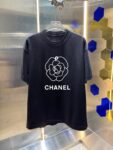 P70 2026SS春夏季高品质CHANEL香奈儿圆领短袖T恤春夏新款双纱纯蓝280克紧密纺双C字母 宽松版型 简约百搭 吊牌 领标 洗水唛 三标齐全 颜色: 黑色 白色 绿色 紫色 尺码: S M L XL XXL
