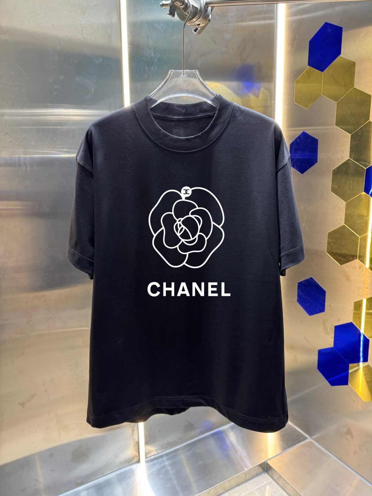 P70 2026SS春夏季高品质CHANEL香奈儿圆领短袖T恤春夏新款双纱纯蓝280克紧密纺双C字母 宽松版型 简约百搭 吊牌 领标 洗水唛 三标齐全 颜色: 黑色 白色 绿色 紫色 尺码: S M L XL XXL