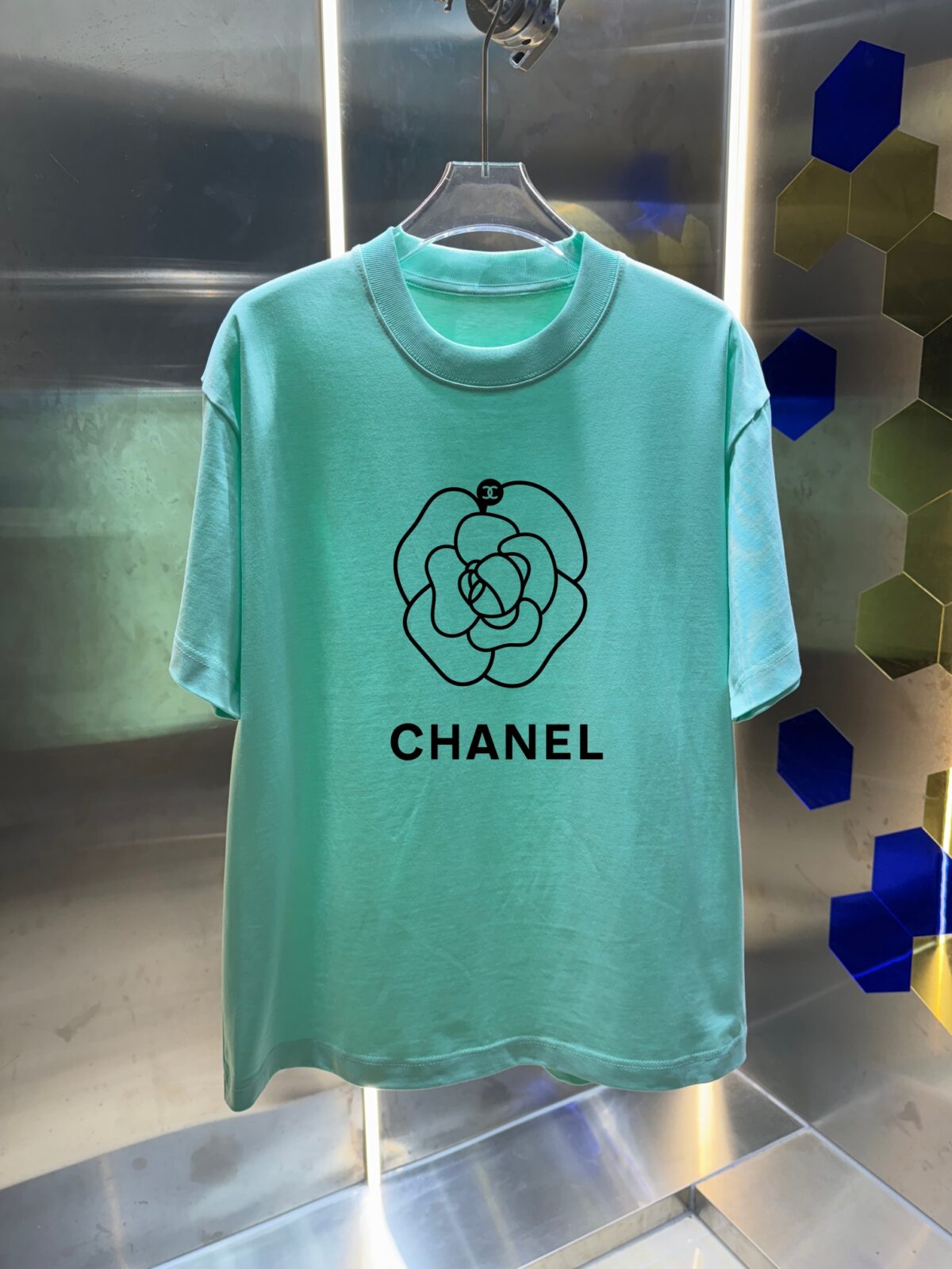 P70 2026SS春夏季高品质CHANEL香奈儿圆领短袖T恤春夏新款双纱纯蓝280克紧密纺双C字母 宽松版型 简约百搭 吊牌 领标 洗水唛 三标齐全 颜色: 黑色 白色 绿色 紫色 尺码: S M L XL XXL