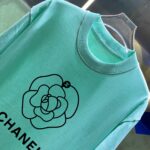 P70 2026SS春夏季高品质CHANEL香奈儿圆领短袖T恤春夏新款双纱纯蓝280克紧密纺双C字母 宽松版型 简约百搭 吊牌 领标 洗水唛 三标齐全 颜色: 黑色 白色 绿色 紫色 尺码: S M L XL XXL